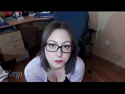 ❤️ 戴眼鏡的性感女孩在鏡頭前深吸假陽具 ❤ 自製色情 在我們 ️❤